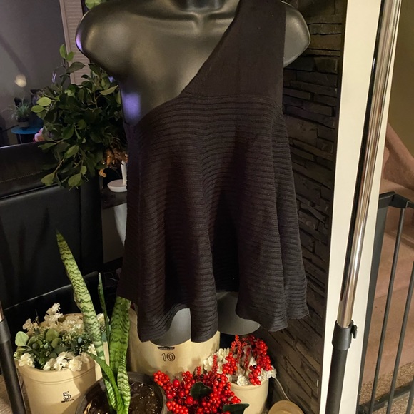 Nwt off shoulder shirt - Picture 2 of 5